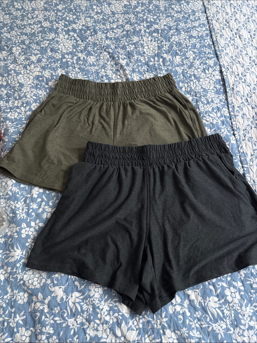 Women's Casual Elastic Waist Shorts - Olive & Black